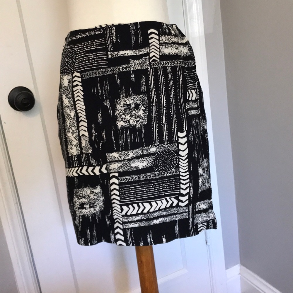 Black and cream pattern wrap skirt Sz 8
